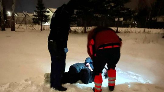 Puck: Kobieta leżała w śniegu ze skręconą kostką i rozładowanym telefonem