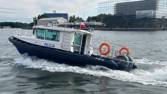 Policjanci z komisariatu wodnego w akcji, ratowali żeglarzy na zatoce