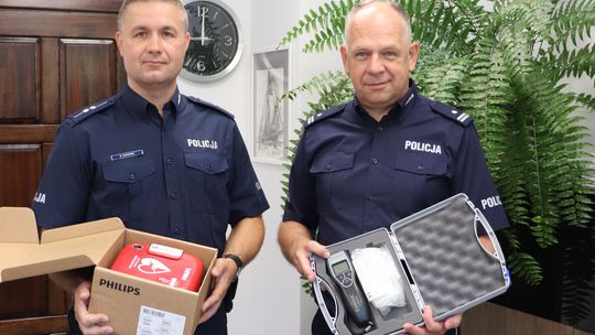 Policjanci ze Stegny dostali defibrylator AED. Sprzęt przekazał samorząd gminy