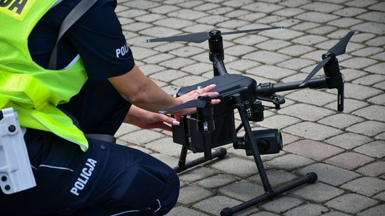 Policyjny dron nad A1. Dwóch kierowców ciężarówek stanie przed sądem