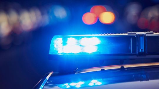 Policyjny pościg w Gdańsku zakończony dachowaniem radiowozu! Poszukiwane białe BMW