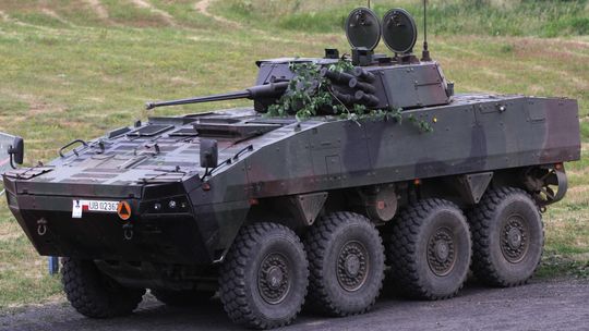 Politolożka: Program SAFE wykorzystano do gry politycznej. Bezpieczeństwo poświęcono na ołtarzu partyjnych utarczek Rosomak z wieżą Hitfist-30P