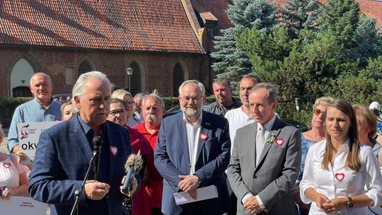 Polityczne oblężenie Malborka. Parlamentarzyści PO podeszli zbyt blisko murów i... min. Glińskiego