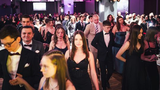 Polonez, czerwona podwiązka i inne przesądy. Zwyczaje, bez których nie ma studniówki