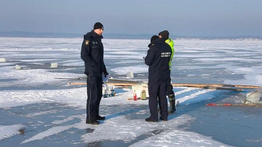 Polscy wędkarze łowili ryby na Zalewie Wiślanym pod okiem... Rosjan