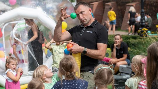 Pomaganie przez zabawę! Dzień z Fundacją Hospicyjną na Jarmarku św. Dominika