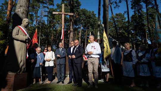 W Dębkach na 40. rocznicę męczeńskiej śmierci ks. Jerzego Popiełuszki stanął jego pomnik