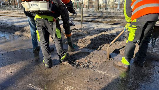 Ponad 1000 dziur w gdańskich jezdniach po zimie. Łatanie ubytków już trwa