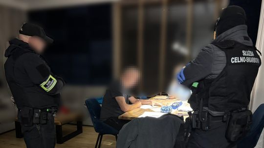 Ponad 11 mln zł strat przez fikcyjny obrót paliwami. Dwie osoby zatrzymane