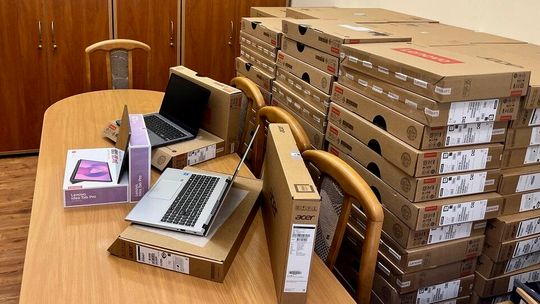 Ponad 800 laptopów i tabletów dla szkół powiatu kościerskiego