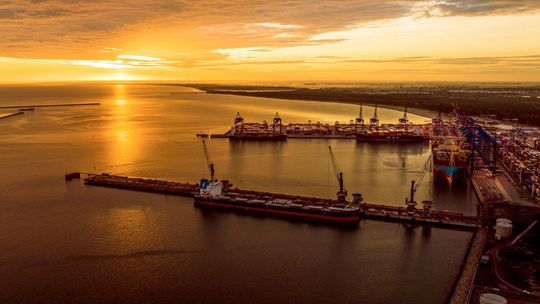 Port Gdańsk z rekordem przeładunków w 2025 roku. Kontenery i paliwa napędzają wzrost Port Gdańsk z rekordem przeładunków! Kontenery i paliwa napędzają wzrost