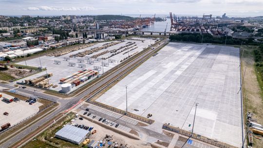Port Gdynia z nowymi placami składowymi 