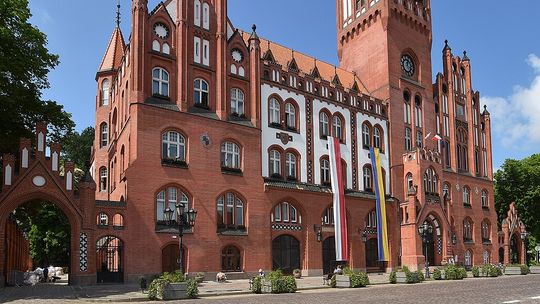 Portrety hitlerowskich nadburmistrzów Słupska w wieży ratusza. Miasto i IPN zabrali głos