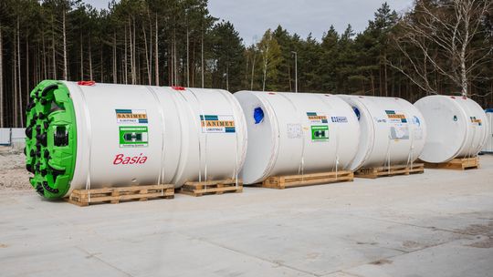 Potężna maszyna wydrąży kilometrowy tunel pod plażą w Gdańsku. Tak powstaje terminal LNG
