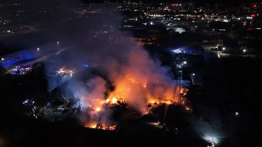 Potężne kłęby dymu nad Gdynią! Płonie składowisko makulatury