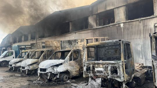 Potężne kłęby dymu nad Gdynią! Płonie składowisko makulatury