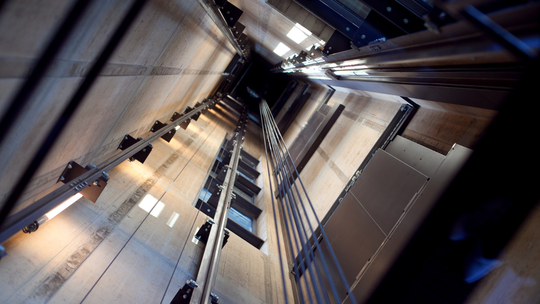 Poważny wypadek na budowie w Gdańsku. Mężczyzna wpadł do szybu windy!