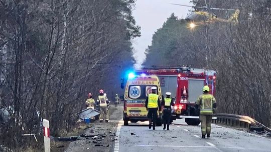 Poważny wypadek w Kąpinie na DW218! Lądował śmigłowiec LPR, trzy osoby ranne wypadek w Kąpinie