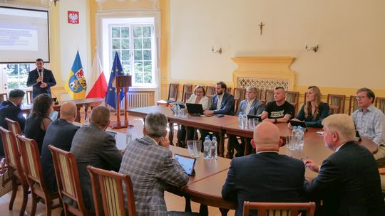 Lębork: Wiceprzewodniczący Rady Powiatu odwołany. Zrezygnował po kolizji po alkoholu