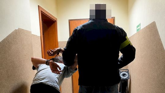 Powiat pucki: Wjechał na podwórko, zdemolował je i... uciekł. Szybko został namierzony