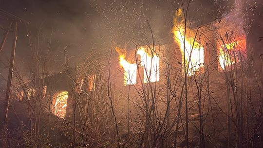 Pożar stodoły w powiecie słupskim. Spłonęło tysiąc balotów słomy