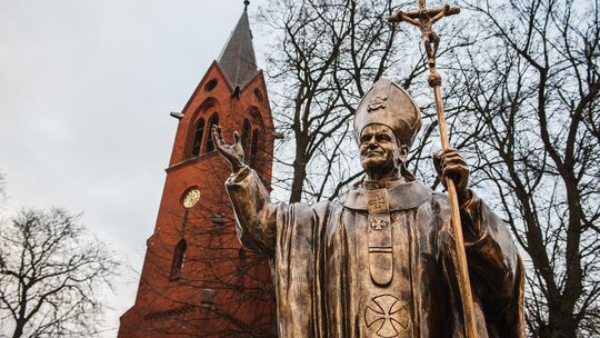 Powiatowi radni z Chojnic nie chcą głosować w obronie Jana Pawła II