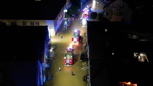 Tolkmicko pod wodą. Rzeka Stradanka zalała ulice i budynki!
