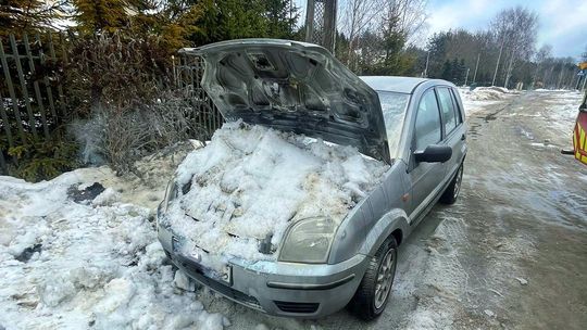 Pożar auta w Koleczkowie. Świadkowie ugasili ogień… śniegiem