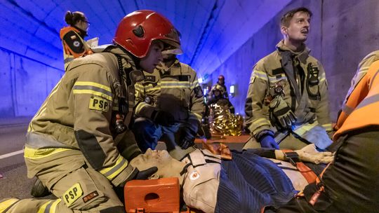 Pożar auta, wypadek i liczni poszkodowani. Służby ćwiczyły w tunelu pod Martwą Wisłą