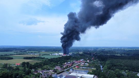 Pożar fabryki perfum w podusteckim Charnowie. Chmurę dymu widać z wielu kilometrów