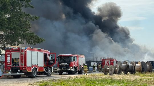 Pożar fabryki perfum w podusteckim Charnowie. Możliwa ewakuacja. Nasz fotoreporter jest na miejscu