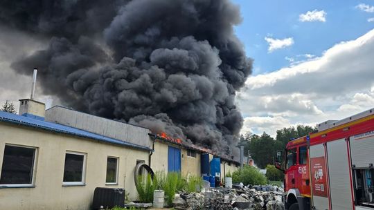 Pożar hali produkcyjnej w Skorzewie. Alert RCB dla dwóch powiatów