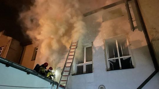 Pożar kamienicy na pl. Hallera w Tczewie. Trzy osoby trafiły do szpitala
