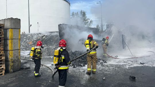 Pożar na terenie Port Service w Gdańsku. Strażacy walczą z ogniem