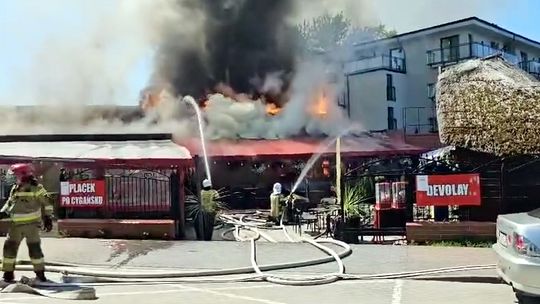 Pożar restauracji we Władysławowie. Ewakuowano też klientów i pracowników Biedronki