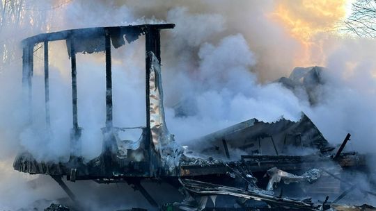 Pożar przyczepy kempingowej w Hopach. Ranny mężczyzna trafił do szpitala
