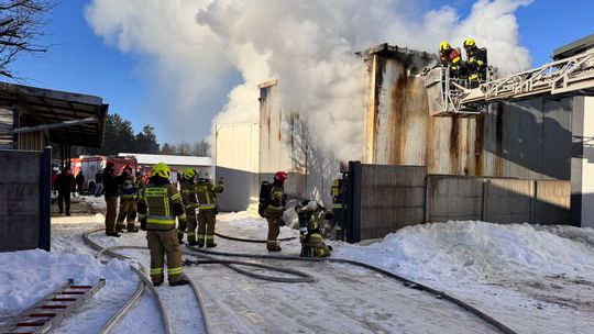 Pożar w Karsinie! Spłonęła suszarnia w zakładzie drzewnym pożar suszarni w zakładzie drzewnym w Karsinie