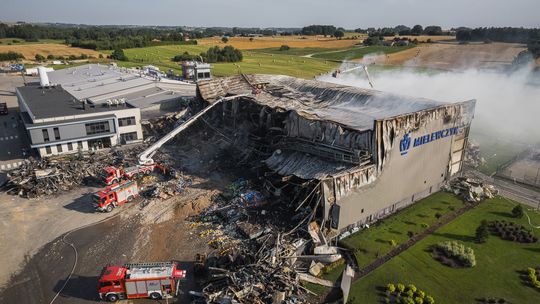 Wielki pożar zakładów mięsnych w Kawlach. Trwa akcja ratownicza, zaginął strażak