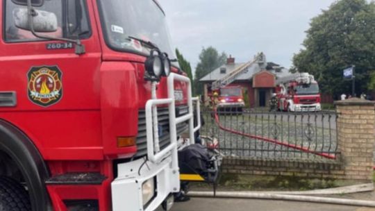 Pożar w Pinczynie. Ewakuowały się 24 osoby, strażacy ustalają źródło ognia