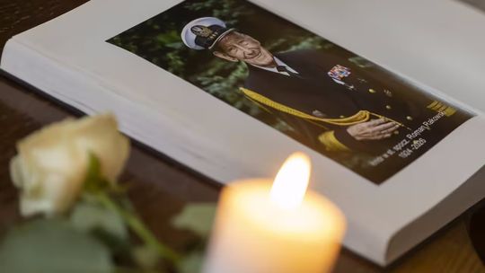 Pożegnanie kmdr. Romana Rakowskiego. Księga kondolencyjna w budynku Rady Miasta