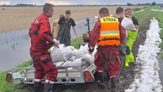 Poziom wody na zalanych terenach obniża się. Mieszkańcy składają wnioski o szacowanie szkód
