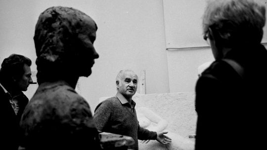 Rzeźbiarz Franciszek Duszeńko, wybitny artysta i pedagog, w swojej pracowni