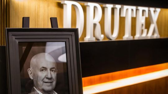 Pracownicy Drutexu pożegnali swojego prezesa oklaskami. Firma dziękuje za wsparcie Pracownicy Drutexu pożegnali swojego prezesa oklaskami. Firma dziękuje za wsparcie