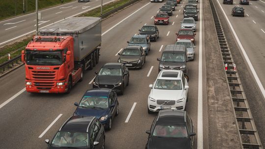 Prawo jazdy od 17. roku życia i zaostrzone kary za prędkość. Rząd przyjął projekt zmian