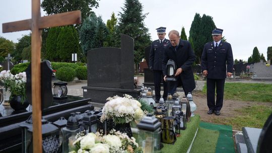 Premier Donald Tusk na grobie tragicznie zmarłego strażaka OSP Sierakowice