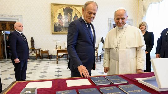 Premier Donald Tusk u papieża Leona XIV. Przekazał mu kaszubski prezent