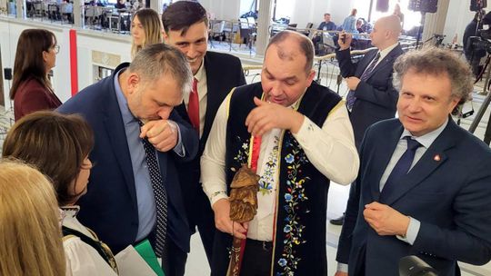 Kaszubi opanowali Sejm! Tusk z diabelskimi skrzypcami, tabaka i kaszubskie tańce