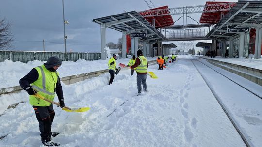 Problemy na linii PKM po nocnych opadach śniegu. Trwa odśnieżanie przystanków i torów