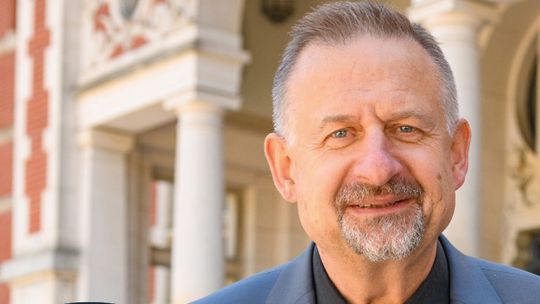 „Andrzej Czyżewski. Kiedy nauka spotyka wyobraźnię”, okładka książki