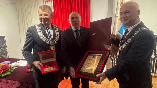 prof. Cezary Obracht-Prondzyński podczas odbierania tytułu Honorowego Obywatela Bytowa